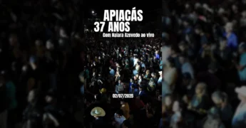 Naiara Azevedo cantando no palco com uma multidão em show de aniversário de Apiacás. Créditos: descubraapiacas / Instagram.
