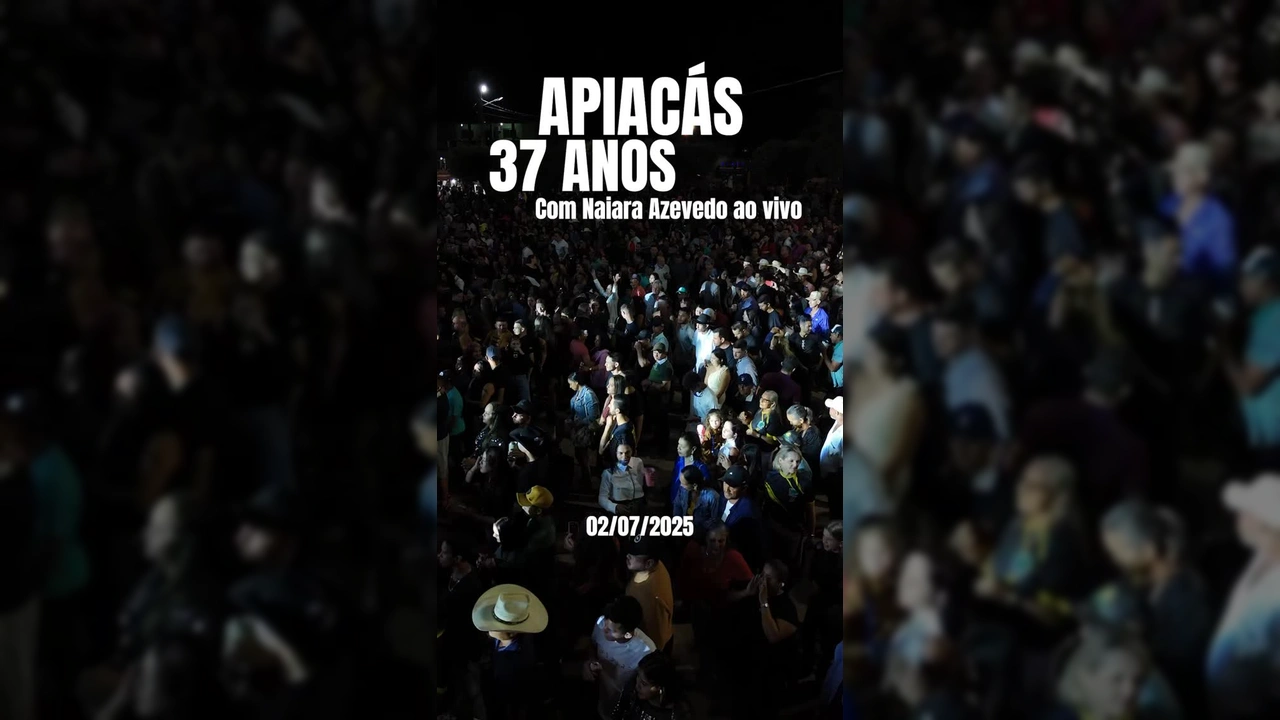 Naiara Azevedo cantando no palco com uma multidão em show de aniversário de Apiacás. Créditos: descubraapiacas / Instagram.