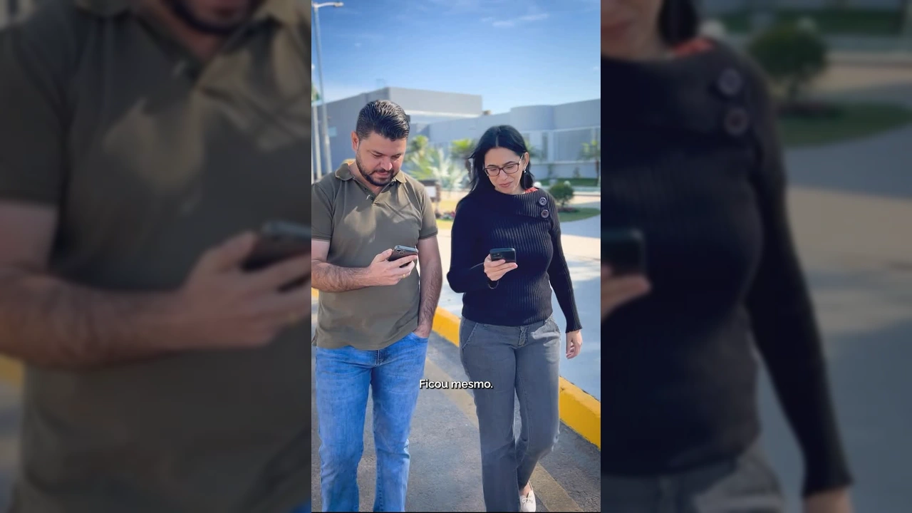Imagem de pessoas utilizando o aplicativo Campo Verde Digital em seus smartphones, simbolizando a digitalização dos serviços da prefeitura. Créditos: Prefeitura de Campo Verde / Instagram.
