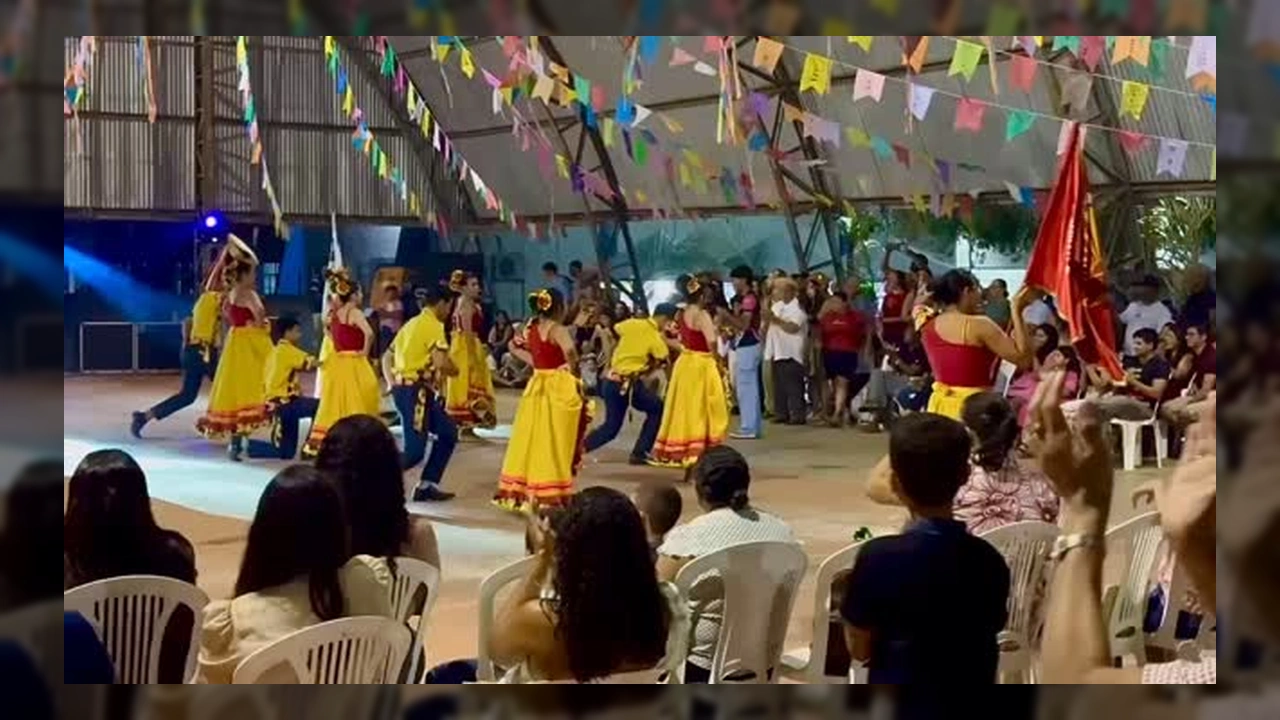 Imagens do Arraiá Literário em Barra do Bugres, mostrando dançarinos, público e exposições culturais. Créditos: prefeiturabarradobugres / Instagram.