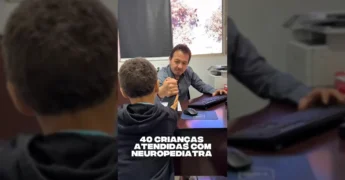 Médico atendendo criança em Alto Araguaia, parte do programa da Prefeitura de Alto Araguaia.