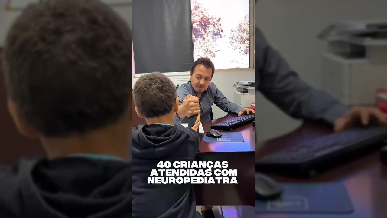 Médico atendendo criança em Alto Araguaia, parte do programa da Prefeitura de Alto Araguaia.