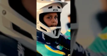 Visão aérea da pista de bicicross em São José do Rio Claro, com competidores e espectadores. Créditos: prefeituradesaojosedorioclaro / Instagram.