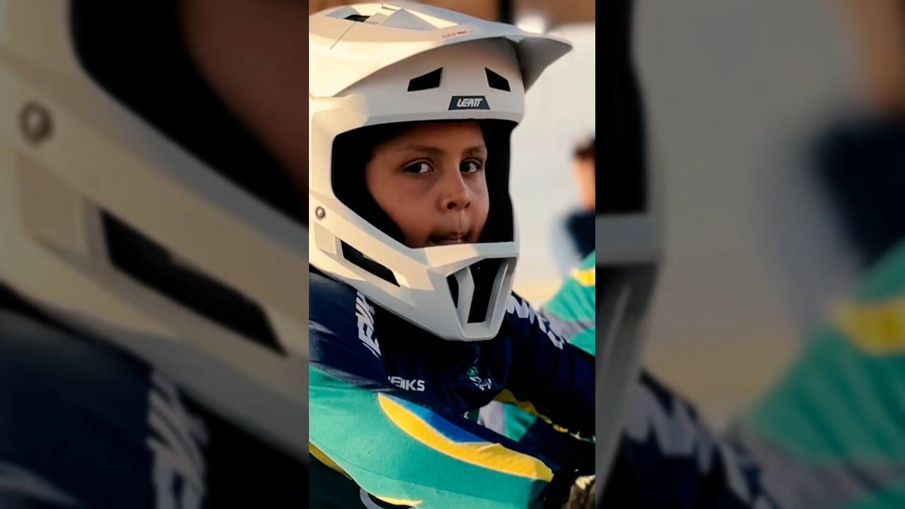 Visão aérea da pista de bicicross em São José do Rio Claro, com competidores e espectadores. Créditos: prefeituradesaojosedorioclaro / Instagram.