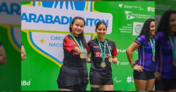 Grupo de atletas paralímpicos de badminton exibindo suas medalhas de ouro e prata em Cuiabá, um evento de sucesso e inclusão. Créditos: @secelmt / Instagram