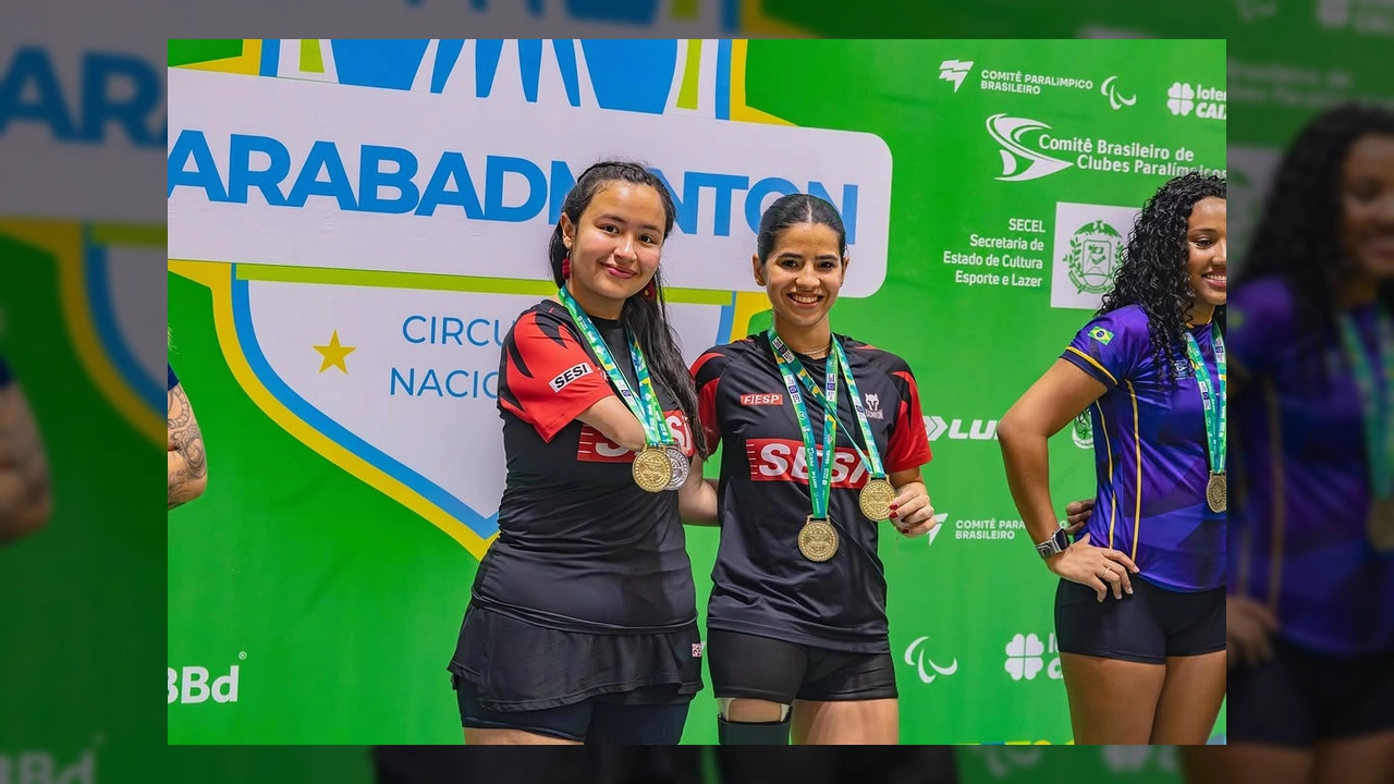 Grupo de atletas paralímpicos de badminton exibindo suas medalhas de ouro e prata em Cuiabá, um evento de sucesso e inclusão. Créditos: @secelmt / Instagram