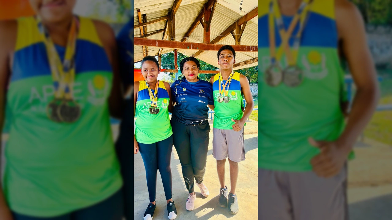Foto de Evelyn e Matheus, atletas paralímpicos de Nossa Senhora do Livramento, exibindo suas medalhas com orgulho. Créditos: Prefeitura de Livramento / Instagram.
