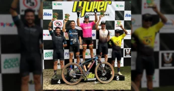 Foto dos atletas Fabrício Franco de Souza e Ailton Alves Rodrigues de Pedra Preta no pódio do Campeonato Mato-grossense de MTB. Créditos: Prefeitura de Pedra Preta-MT / Instagram.