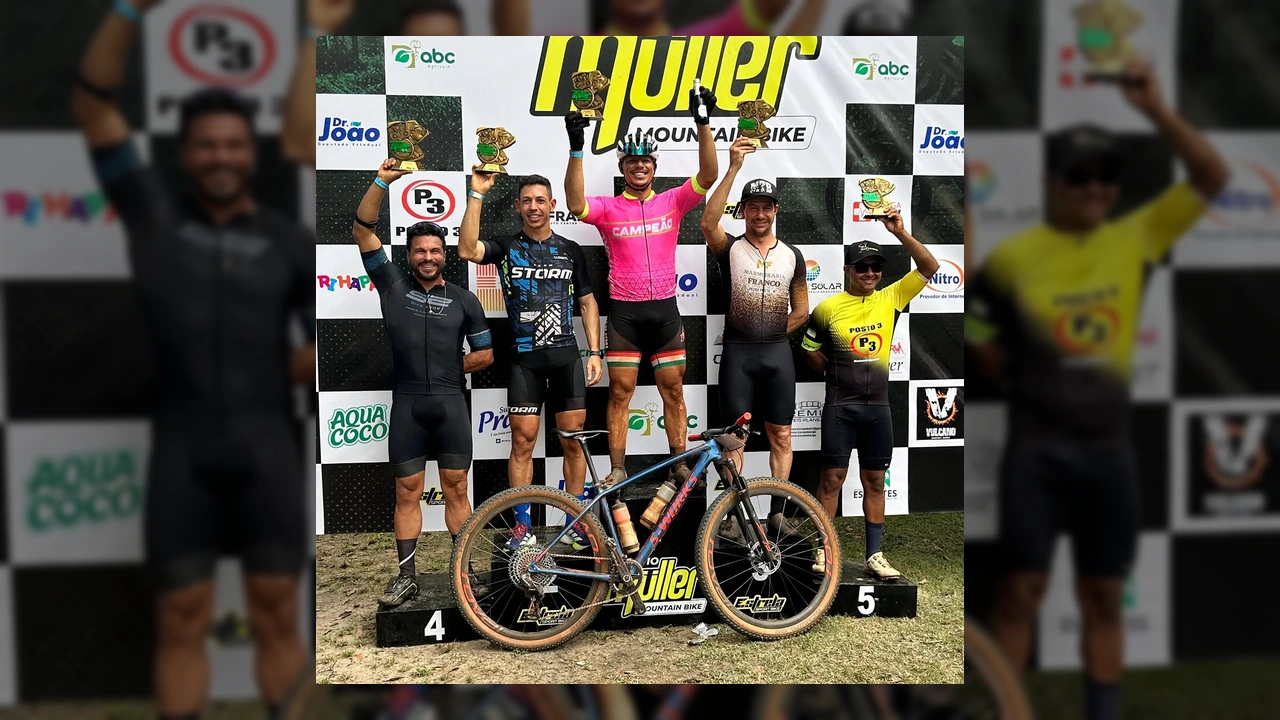 Foto dos atletas Fabrício Franco de Souza e Ailton Alves Rodrigues de Pedra Preta no pódio do Campeonato Mato-grossense de MTB. Créditos: Prefeitura de Pedra Preta-MT / Instagram.