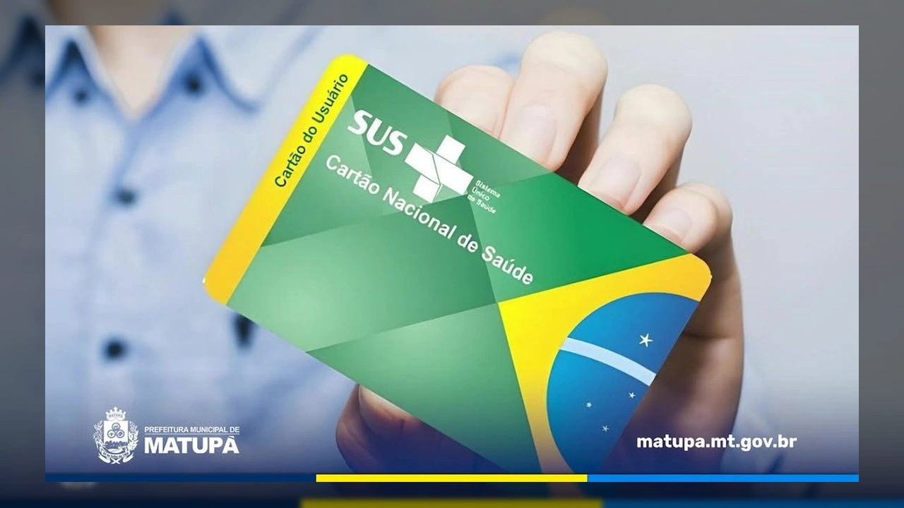 Cartão SUS sendo segurado por uma mão, com o logo do Sistema Único de Saúde, para ilustrar a atualização necessária, com créditos à Prefeitura Municipal de Matupá / Instagram.