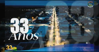 Três bandeiras tremulando, simbolizando o 33º aniversário de Nova Maringá. Crédito: prefnovamaringa no Instagram.