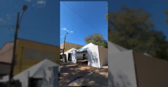 Imagem da montagem da área de artesanato da Fipecáceres, com tendas e estandes em construção em Cáceres, Mato Grosso. Créditos: fipecaceresoficial / Instagram.