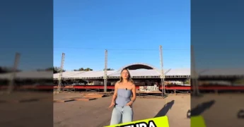 Montagem da estrutura para o FIPE 2025 em Cáceres, Mato Grosso. Créditos: fipecaceresoficial.