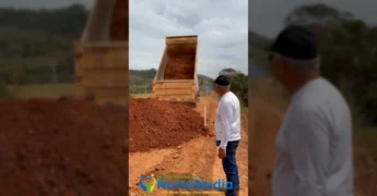 Imagens da obra de pavimentação asfáltica na estrada vicinal do Assentamento Nossa Terra Nossa Gente, Nortelândia, com caminhões e equipes trabalhando, pela Prefeitura Municipal De Nortelândia / Instagram.