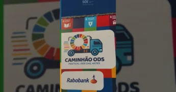 Imagem do Caminhão Conhecendo os ODS, banner do Rabobank e da SBR Saneamento. Créditos: Instagram / sbr_saneamento