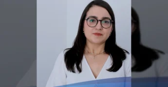 Grupo de pessoas reunidas em mesa, incluindo a Juíza Raísa Tavares, discutindo a campanha Adoção é Legal em Nova Maringá. Créditos: Prefeitura de Nova Maringá / Instagram