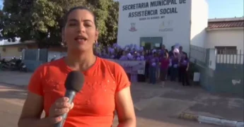 Mulheres e homens em camisas roxas com balões, em frente à Secretaria de Assistência Social de Barra do Bugres, lançando o Agosto Lilás. Créditos: Prefeitura de Barra do Bugres / Instagram.