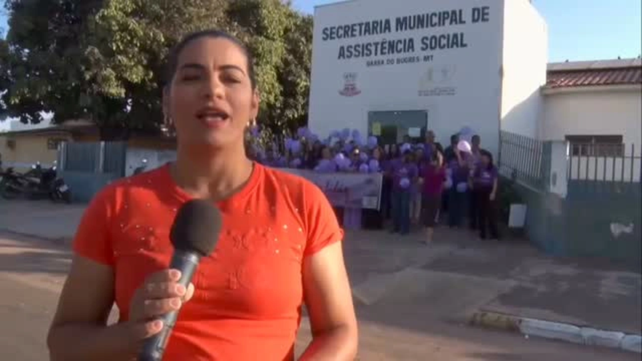 Mulheres e homens em camisas roxas com balões, em frente à Secretaria de Assistência Social de Barra do Bugres, lançando o Agosto Lilás. Créditos: Prefeitura de Barra do Bugres / Instagram.