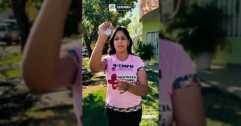 Mulheres rasgando cartazes com frases de violência doméstica, parte da campanha Agosto Lilás da Prefeitura de Tapurah / Instagram: @prefeituratapurah