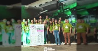 Imagem da campanha Julho Verde em Alta Floresta com o avião iluminado, representando a prevenção do câncer de cabeça e pescoço / Créditos: prefeituraaltafloresta no Instagram