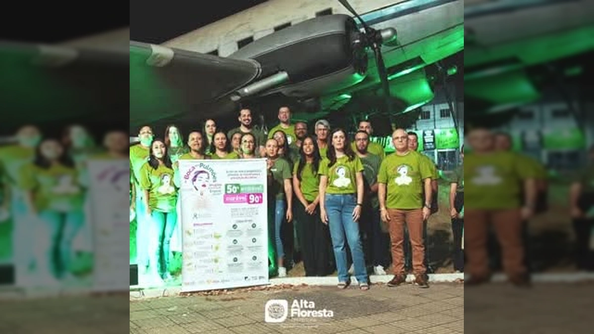 Imagem da campanha Julho Verde em Alta Floresta com o avião iluminado, representando a prevenção do câncer de cabeça e pescoço / Créditos: prefeituraaltafloresta no Instagram