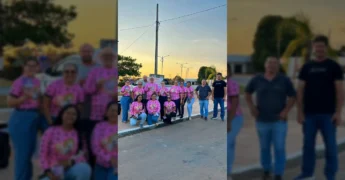 Equipe da Prefeitura de União do Sul divulgando a campanha de vacinação antirrábica, com pessoas vestindo camisetas cor-de-rosa com patinhas. Crédito: @prefeituradeuniaodosul