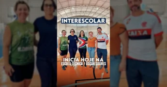Pessoas em quadra de esportes durante o Campeonato Interescolar 2024 em Juara. Créditos: Prefeitura de Juara / Instagram.