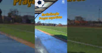 Visão geral de um campo de futebol de grama sintética e um abrigo recém-instalado com bancos de reserva, resultado da revitalização em Primavera do Leste. Créditos: Prefeitura Primavera do Leste / Instagram.
