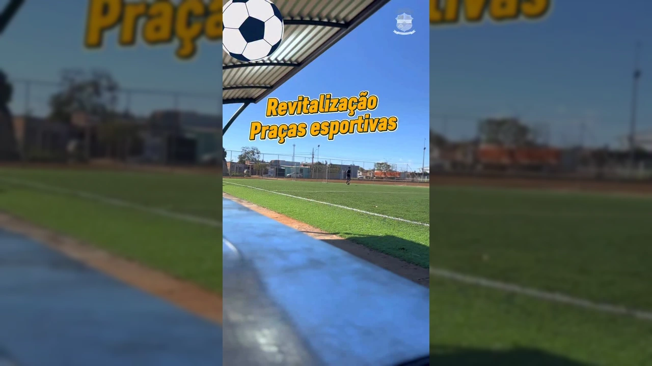 Visão geral de um campo de futebol de grama sintética e um abrigo recém-instalado com bancos de reserva, resultado da revitalização em Primavera do Leste. Créditos: Prefeitura Primavera do Leste / Instagram.