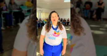 Grupo de profissionais de saúde em sala de aula participando do treinamento 'Nós na Rede' para fortalecer a atenção psicossocial em Canarana. Créditos: Prefeitura de Canarana - MT / Instagram.