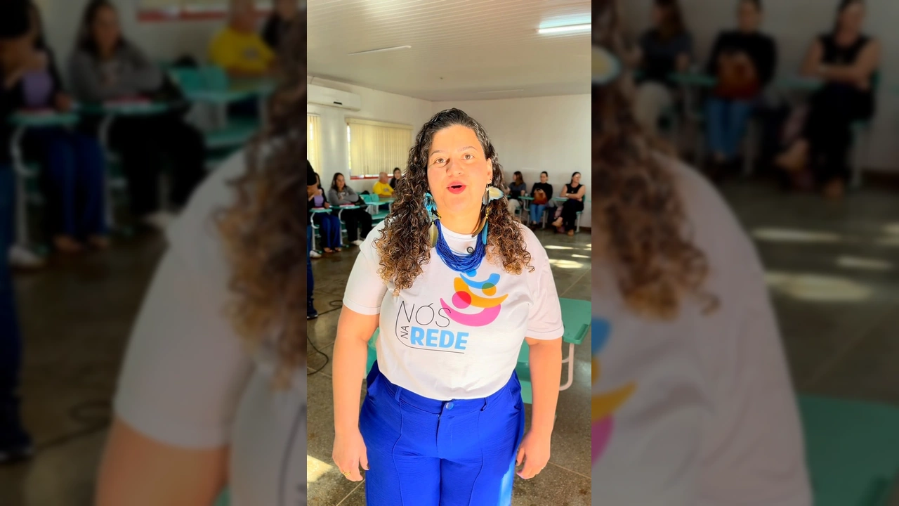Grupo de profissionais de saúde em sala de aula participando do treinamento 'Nós na Rede' para fortalecer a atenção psicossocial em Canarana. Créditos: Prefeitura de Canarana - MT / Instagram.