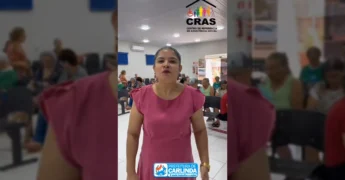 Foto da palestra sobre combate à violência doméstica em Carlinda, com idosos e representantes da Polícia Civil e CRAS. Créditos: Prefeitura Municipal de Carlinda / Instagram
