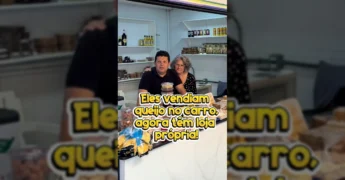 Raimundo e Anacil, proprietários da 'Roça do Potência Queijos & Doces', posam em frente ao balcão de sua loja recém-aberta em Cuiabá. Créditos: Governo de Mato Grosso / Instagram.