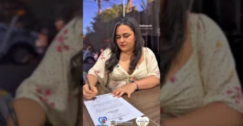 Mulher sorrindo e apresentando documentos sobre o projeto Casamento Abençoado em Dom Aquino. Créditos: Instagram / prefeituradedomaquino
