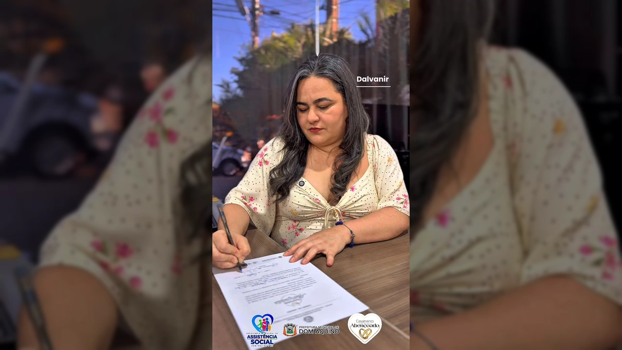 Mulher sorrindo e apresentando documentos sobre o projeto Casamento Abençoado em Dom Aquino. Créditos: Instagram / prefeituradedomaquino