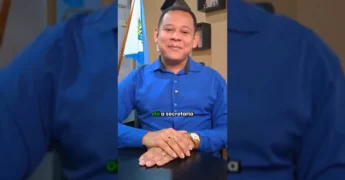 Homem de camisa azul em escritório divulgando o Projeto Casamento Social da Prefeitura de Juscimeira / Instagram prefeituradejuscimeira