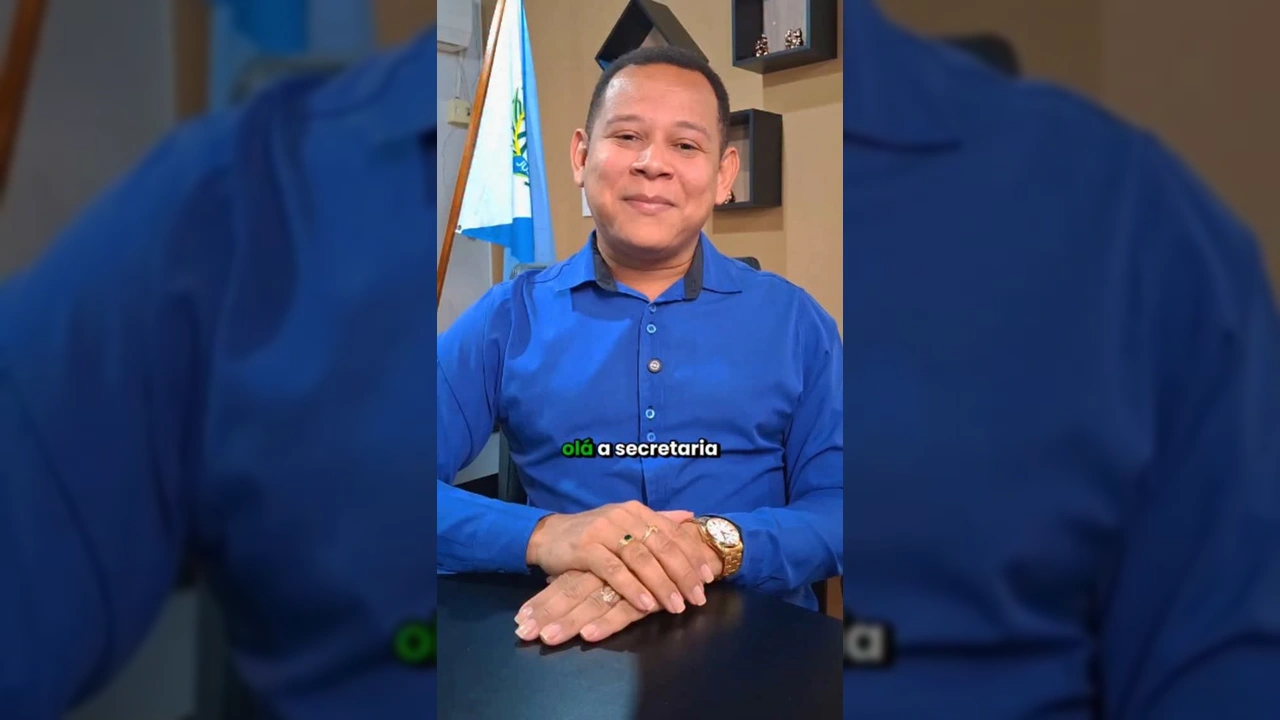 Homem de camisa azul em escritório divulgando o Projeto Casamento Social da Prefeitura de Juscimeira / Instagram prefeituradejuscimeira
