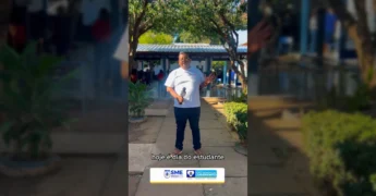 Reporter com microfone entrevista professores em celebração do Dia do Estudante em Nossa Senhora do Livramento, imagem da sme_livramento