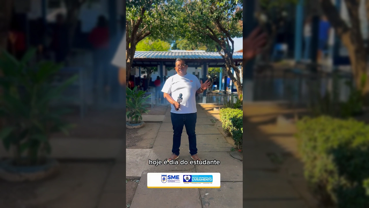 Reporter com microfone entrevista professores em celebração do Dia do Estudante em Nossa Senhora do Livramento, imagem da sme_livramento