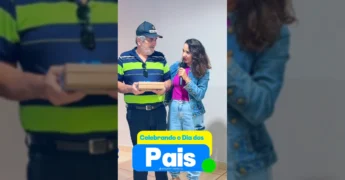 Pai feliz recebendo presente no Dia dos Pais durante evento do CRAS em Nossa Senhora do Livramento, com a equipe da Prefeitura de Livramento / Instagram