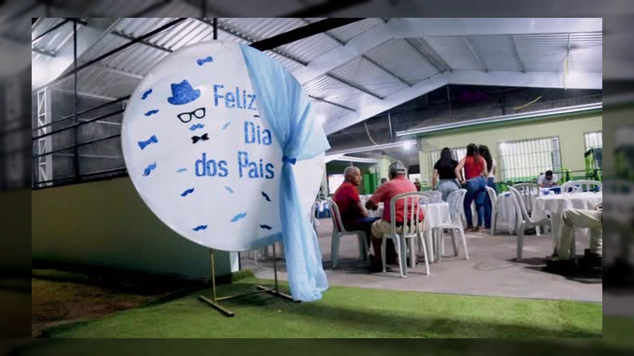 Foto da festa de Dia dos Pais em Vila Rica, Mato Grosso, mostrando a decoração e mesas postas, com pessoas interagindo e a secretária Clelma Lopes ao microfone. Créditos: governodevilaricaoficial.