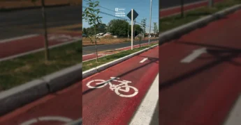 Nova ciclofaixa vermelha na Avenida São Paulo em Tapurah, com ciclista utilizando o espaço exclusivo / Instagram ssp_prefeituradetapurah