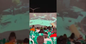 Crianças e adultos assistindo a um filme em telão ao ar livre no Cine Senar. Créditos: Prefeitura de Pontal do Araguaia / Instagram
