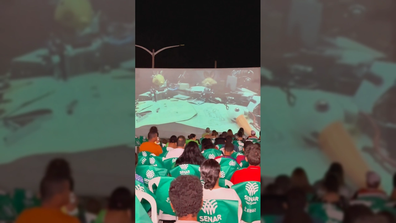 Crianças e adultos assistindo a um filme em telão ao ar livre no Cine Senar. Créditos: Prefeitura de Pontal do Araguaia / Instagram