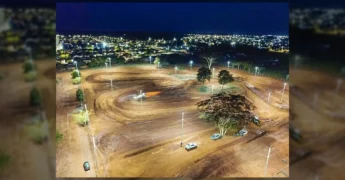 Vista aérea noturna do circuito de motocross em Araputanga com iluminação e máquinas trabalhando. Créditos: Prefeitura de Araputanga / Instagram.