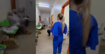 Profissionais de saúde e autoridades municipais durante cirurgias oculares em Denise. Crédito: Prefeitura Municipal de Denise / Instagram.