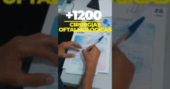 Imagem de um homem com óculos em primeiro plano e um relógio com a frase 'Há muito tempo se esperava por isso', representando o programa Zera Fila de cirurgias oftalmológicas em Rondonópolis. Crédito: Prefeitura de Rondonópolis / Instagram.