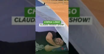 Imagem da entrada do Cláudia Agro Show e um homem dentro de uma barraca, simbolizando a ansiedade pelo rodeio, via Prefeitura de Cláudia.