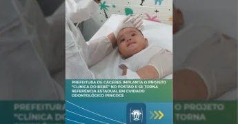 Imagem de uma profissional de saúde, usando máscara e luvas, examinando um bebê sorridente deitado em uma maca branca. Crédito: Prefeitura de Cáceres / Instagram