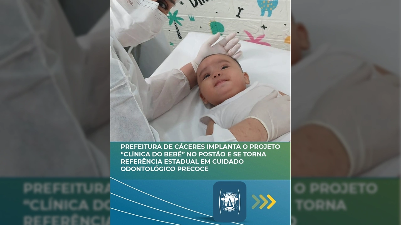 Imagem de uma profissional de saúde, usando máscara e luvas, examinando um bebê sorridente deitado em uma maca branca. Crédito: Prefeitura de Cáceres / Instagram